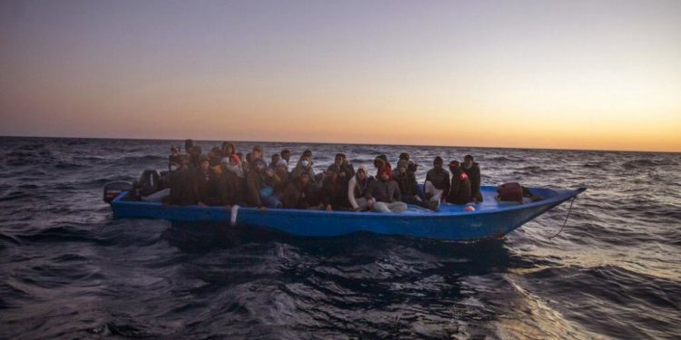 Akdeniz’de bir gecede 369 göçmen kurtarıldı