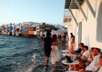 AB, Yunan adalarında artan Covid-19 vakaları nedeniyle uyarı seviyesini yükseltti