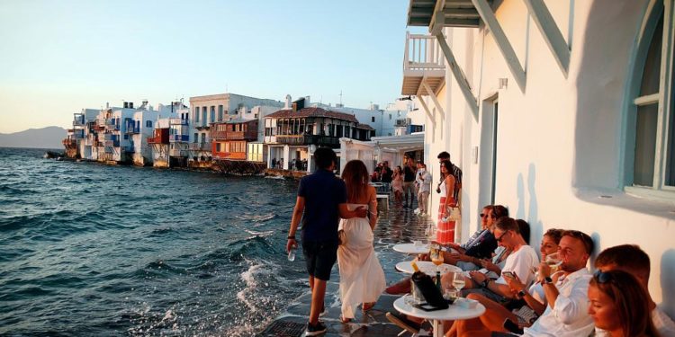 AB, Yunan adalarında artan Covid-19 vakaları nedeniyle uyarı seviyesini yükseltti