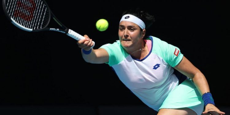 Tunuslu tenisçi Jabeur, Covid-19 ile savaşan ülkesine yardım için raketini açık artırmaya çıkardı