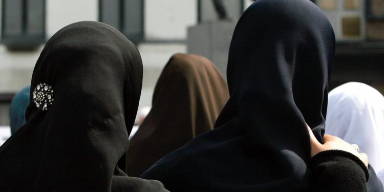 Belçika’da hükümet temsilcisi genç kadının istifası başörtüsü tartışmasını alevlendirdi