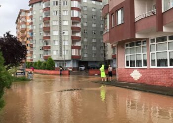 Rize’de sel: Dereler taştı, evleri su bastı