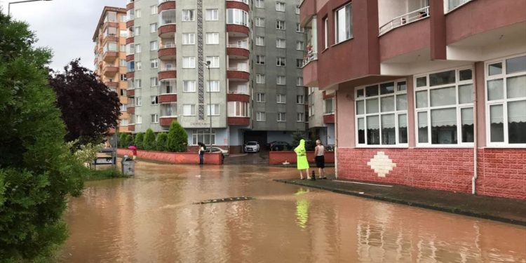 Rize’de sel: Dereler taştı, evleri su bastı