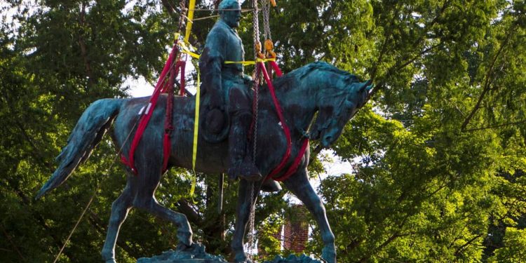 ABD’de ırkçılıkla özdeşleşen iki generalin heykelleri kaldırıldı