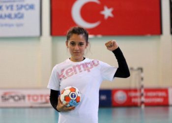 ‘Sen kızsın, erkeklerin yanında oynayamazsın’ denilen Merve Akpınar’a destek yağdı