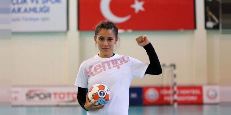 ‘Sen kızsın, erkeklerin yanında oynayamazsın’ denilen Merve Akpınar’a destek yağdı