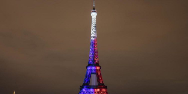 Eyfel Kulesi, 9 aylık Covid-19 arasının ardından kapılarını ziyaretçilere yeniden açtı