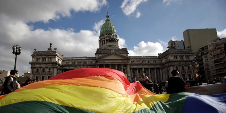 Arjantin, kimlik kartlarındaki kadın-erkek sınırlamasını kaldırıyor