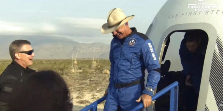 Jeff Bezos’un içinde olduğu New Shepard roketi ilk uzay yolculuğunu başarıyla tamamladı