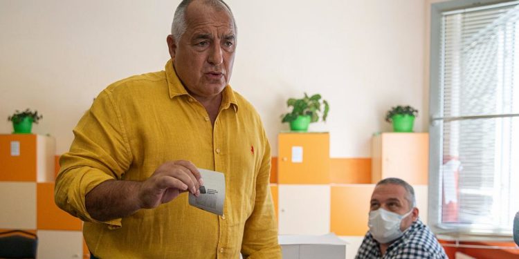 Bulgaristan’da erken genel seçimde, Borisov’un partisi az farkla önde