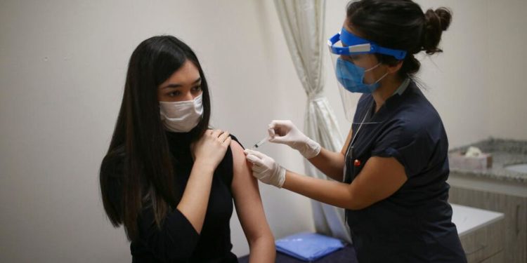 Türkiye’de uygulanan birinci, ikinci ve üçüncü doz aşı miktarı 52 milyonu geçti