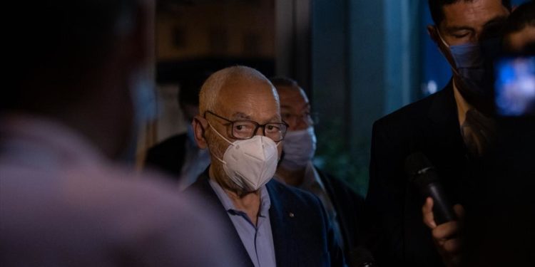 Tunus Cumhurbaşkanı, Başbakan’ı görevden aldı; Gannuşi Cumhurbaşkanı’nı darbe yapmakla suçladı