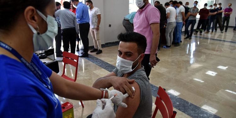 Türkiye’de son 24 saatte 6 bin 918 kişinin Covid-19 testi pozitif çıktı, 35 kişi hayatını kaybetti