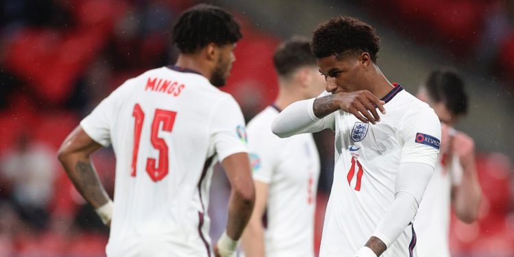 Euro 2020 heyecanı yerini ‘ırkçılık’ ve ‘ikiyüzlülük’ tartışmalarına bıraktı: Futbolcular isyan etti