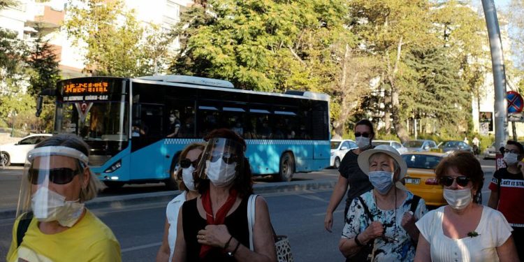 Türkiye’de 8 bin 780 kişinin Covid-19 testi pozitif çıktı, 46 kişi yaşamını yitirdi