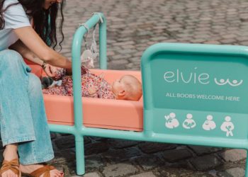 Belçika emzirme tabusunu yıkmak istiyor: Şehir meydanına kadınlara özel bank yerleştirildi