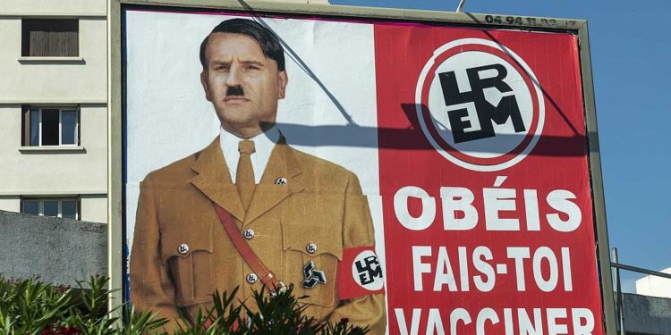 Macron, Hitler’e benzetildiği afişleri asan kişi hakkında suç duyurusunda bulundu