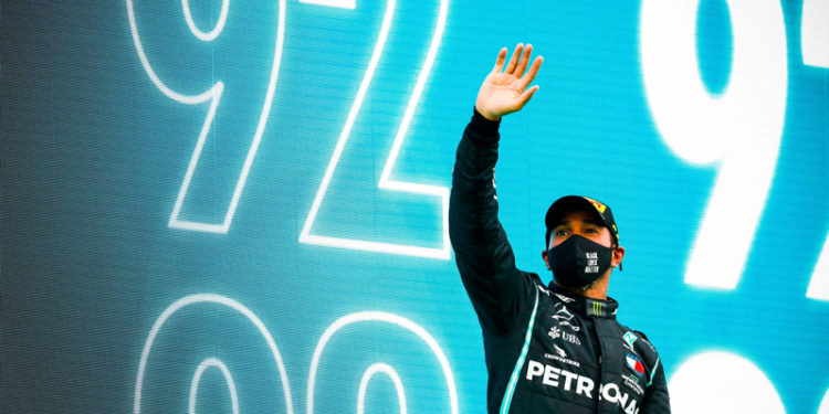 Lewis Hamilton, Mercedes'le olan sözleşmesini 2 sezon daha uzattı