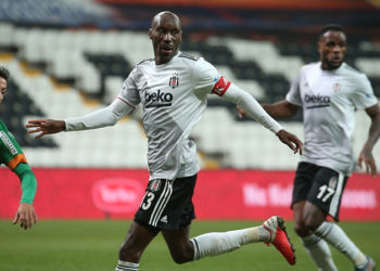 Atiba 1 yıl daha Beşiktaş'ta