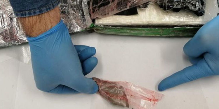 Uçaktan atılan 9 milyon euro'luk kokain yanlış eve düştü, pilot yakalandı