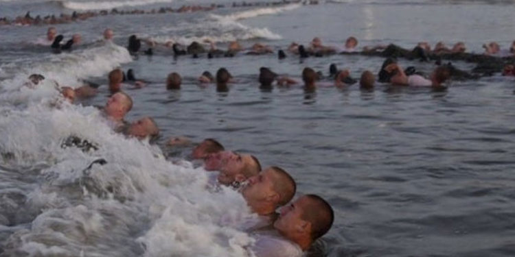 ABD donanmasında ilk kez bir kadın zorlu eğitimi geçip özel ekibe katıldı