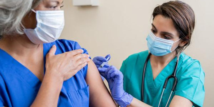 ABD'de sağlık kuruluşları, çalışanlarına aşı mecburiyeti getirilmesini istedi
