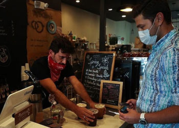 ABD'de sağlık yetkilileri Kovid-19'la mücadelede 'iç mekanlarda maske kullanımı' tavsiyesine geri döndü