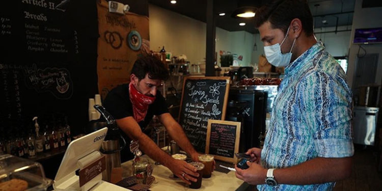 ABD'de sağlık yetkilileri Kovid-19'la mücadelede 'iç mekanlarda maske kullanımı' tavsiyesine geri döndü