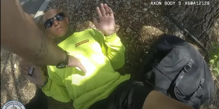 ABD'de tutukladığı vatandaşa defalarca silahının kabzasıyla vuran polis memuru gözaltına alındı