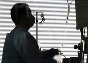 ABD'li doktor: Hastalar entübe edilmeden önce aşı için yalvarıyor; onlara çok geç olduğunu söylemek zorunda kalıyorum