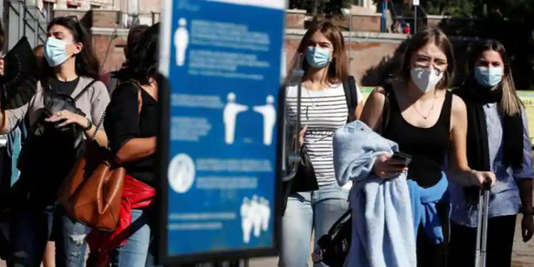 AB'de Covid-19 vakalarında en fazla artış gençlerde