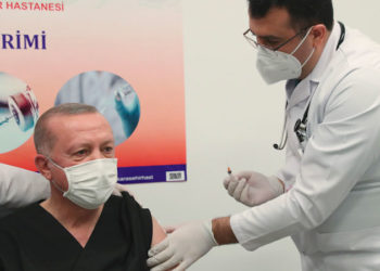 AKP'li Yavuz: Cumhurbaşkanımız üç doz aşı oldu, bir problem görseydi, Cumhurbaşkanımız olur muydu?