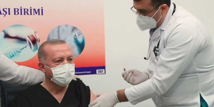 AKP'li Yavuz: Cumhurbaşkanımız üç doz aşı oldu, bir problem görseydi, Cumhurbaşkanımız olur muydu?