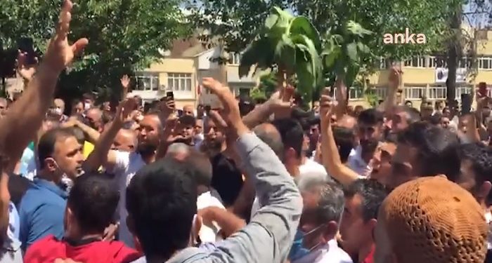 Adıyamanlı tütün üreticileri valiliğe yürüyüp yolu trafiğe kapattı