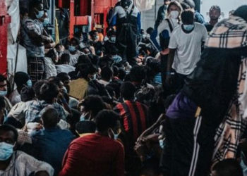 Akdeniz'de 572 göçmeni kurtaran gemi bir haftadır liman bekliyor: Gıda stoğu bitmek üzere