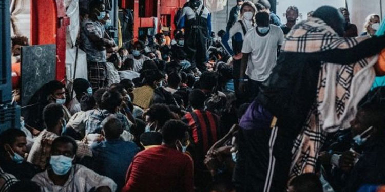Akdeniz'de 572 göçmeni kurtaran gemi bir haftadır liman bekliyor: Gıda stoğu bitmek üzere