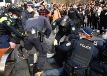 Artan Covid vakalarıyla kısıtlamaların sürdüğü Avustralya'da binlerce kişi kapanmalara karşı sokağa çıktı