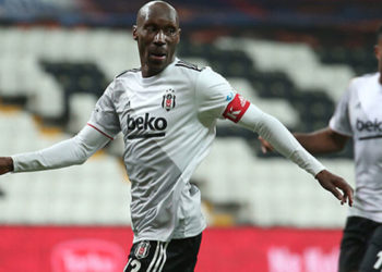 Atiba 1 yıl daha Beşiktaş'ta