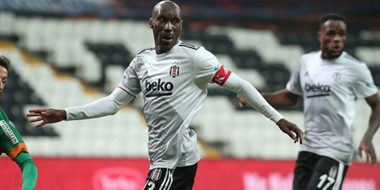Atiba 1 yıl daha Beşiktaş'ta