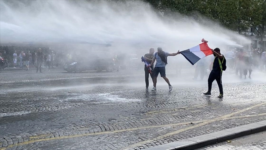 Avrupa'da aşı zorunluluğuna ve kısıtlamalara karşı çıkanlar sokağa çıktı; polis müdahale etti