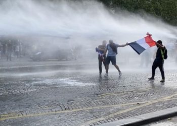 Avrupa'da aşı zorunluluğuna ve kısıtlamalara karşı çıkanlar sokağa çıktı; polis müdahale etti