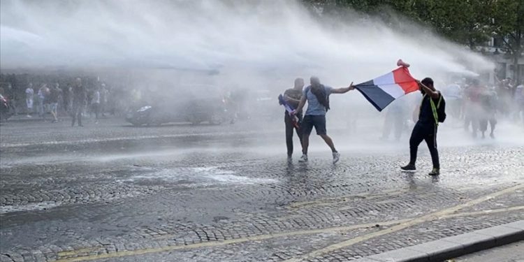 Avrupa'da aşı zorunluluğuna ve kısıtlamalara karşı çıkanlar sokağa çıktı; polis müdahale etti