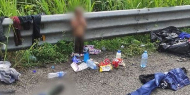 Babasıyla ABD'ye göç etmeye çalışan iki yaşındaki çocuk Meksika'da yol kenarında bulundu