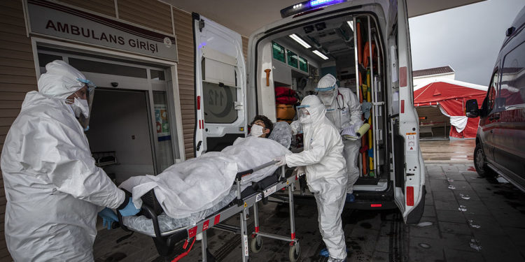 Bakan Koca, ambulanslarda 3 bin 552 sağlık personelinin Koronavirüs'e yakalandığını söyledi, vefat bilgisi vermedi
