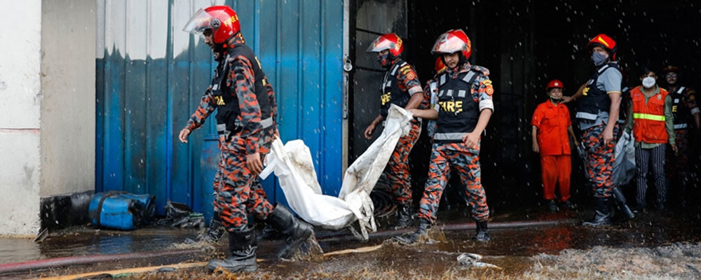 Bangladeş'te fabrikada çıkan yangında ölü sayısı 52'ye çıktı