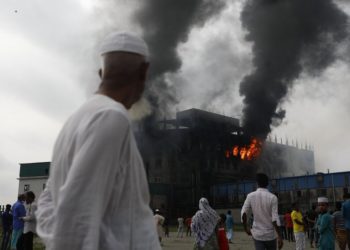 Bangladeş'te fabrikada yangın çıktı en az 52 kişi öldü