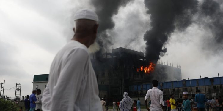 Bangladeş'te fabrikada yangın çıktı en az 52 kişi öldü