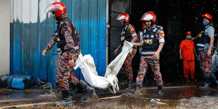 Bangladeş'te fabrikada çıkan yangında ölü sayısı 52'ye çıktı