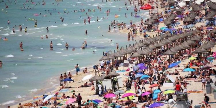 Bayram hareketliliği endişesi: 20 milyon kişi daha aşılanarak virüse karşı ‘dalgakıran’ oluşturulması hedefleniyor