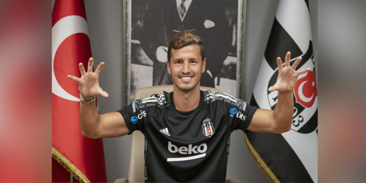 Beşiktaş, Salih Uçan'ı kadrosuna kattığını açıkladı